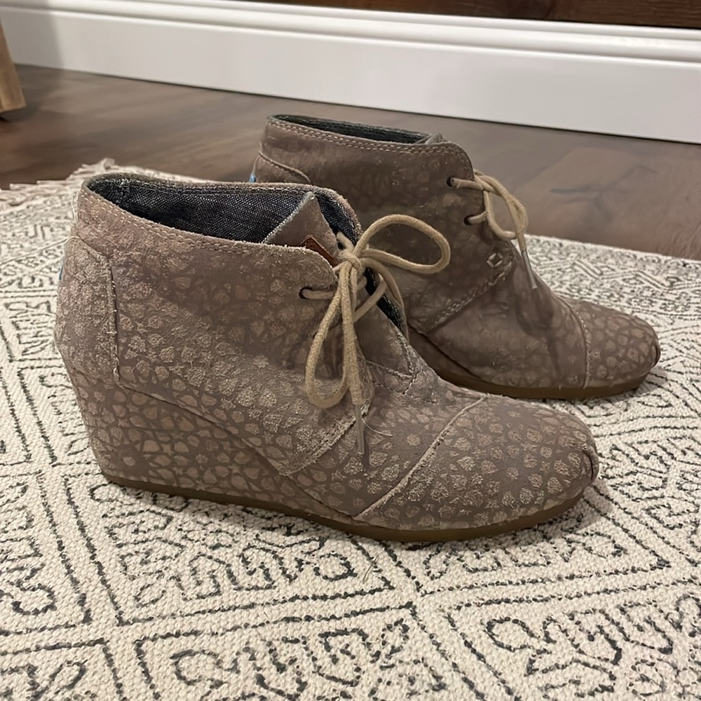 TOMS Desert 380813 Moroccan Wedge Bootie Suede Lace Up Womens Size W8 Taupe BK11
